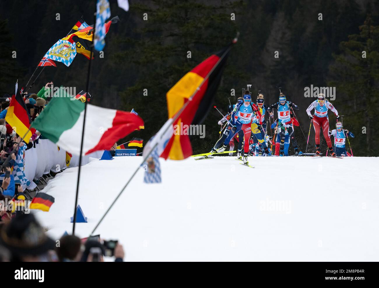 Ruhpolding, Deutschland. 14. Januar 2023. Biathlon: Weltmeisterschaft, Relais 4 x 6 km, Frauen. Die Teilnehmer starten das Rennen. Kredit: Sven Hoppe/dpa/Alamy Live News Stockfoto