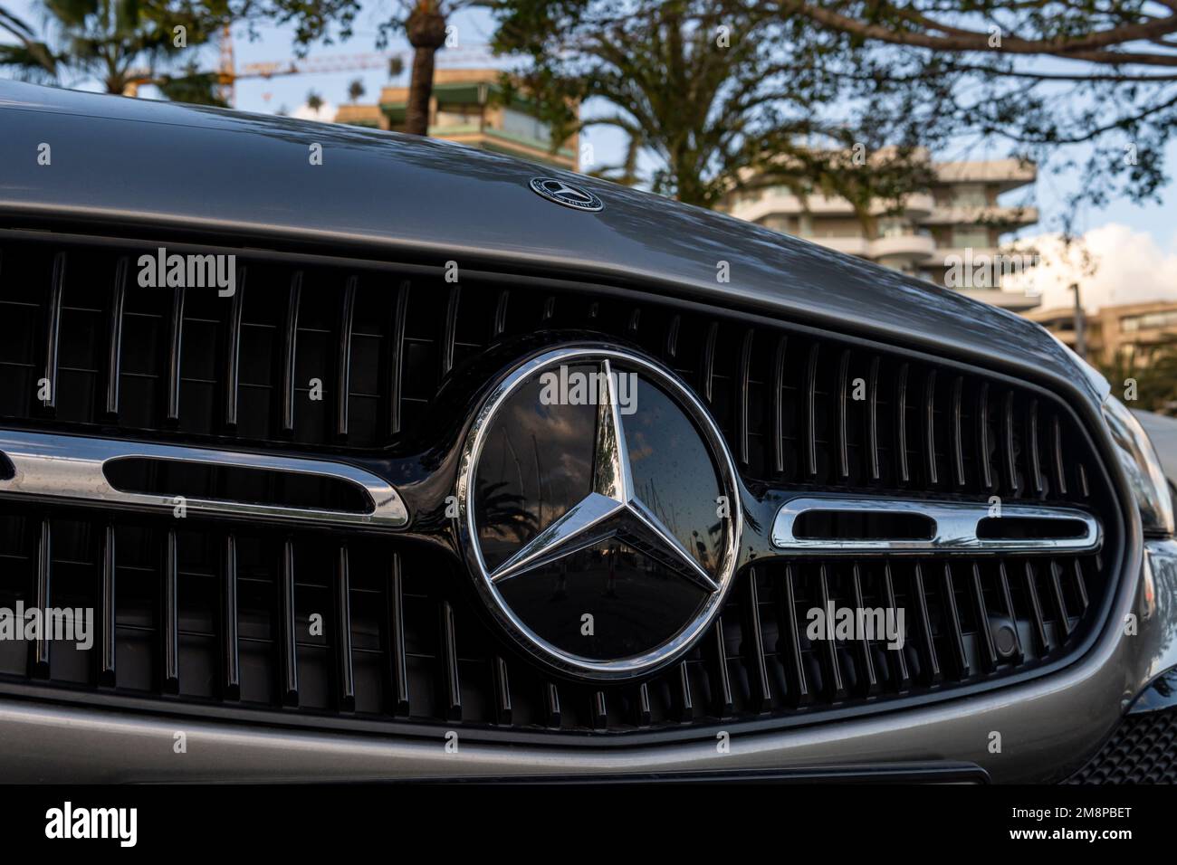 Palma de Mallorca, Spanien; januar 06 2023: Nahaufnahme des Mercedes-Benz-Logo auf der Vorderseite, eines schwarzen Modells auf der Straße Stockfoto