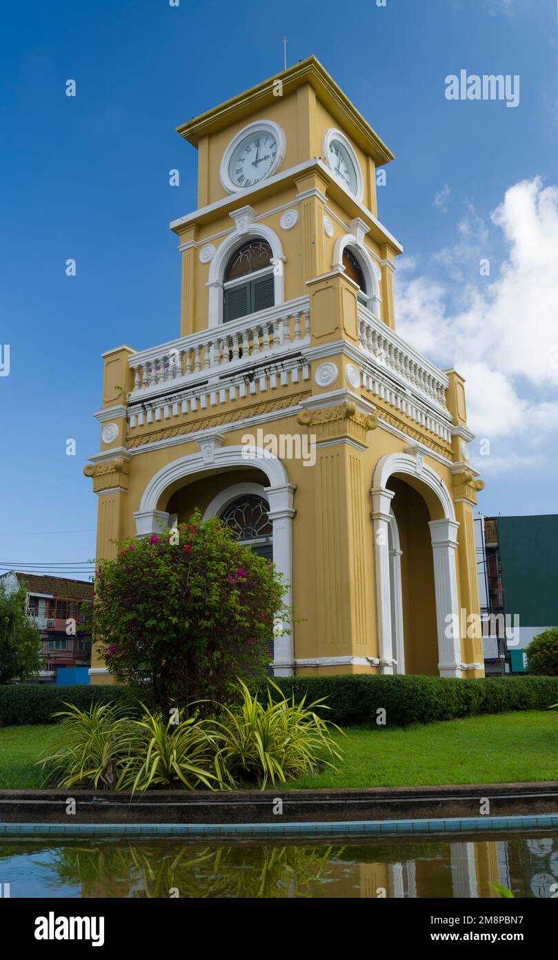 Der Uhrenturm der Altstadt von Phuket. Berühmte alte, farbenfrohe Gebäude. Chinesisch-Portugiesische Architektur. Top-Reiseziele in Thailand. Stockfoto
