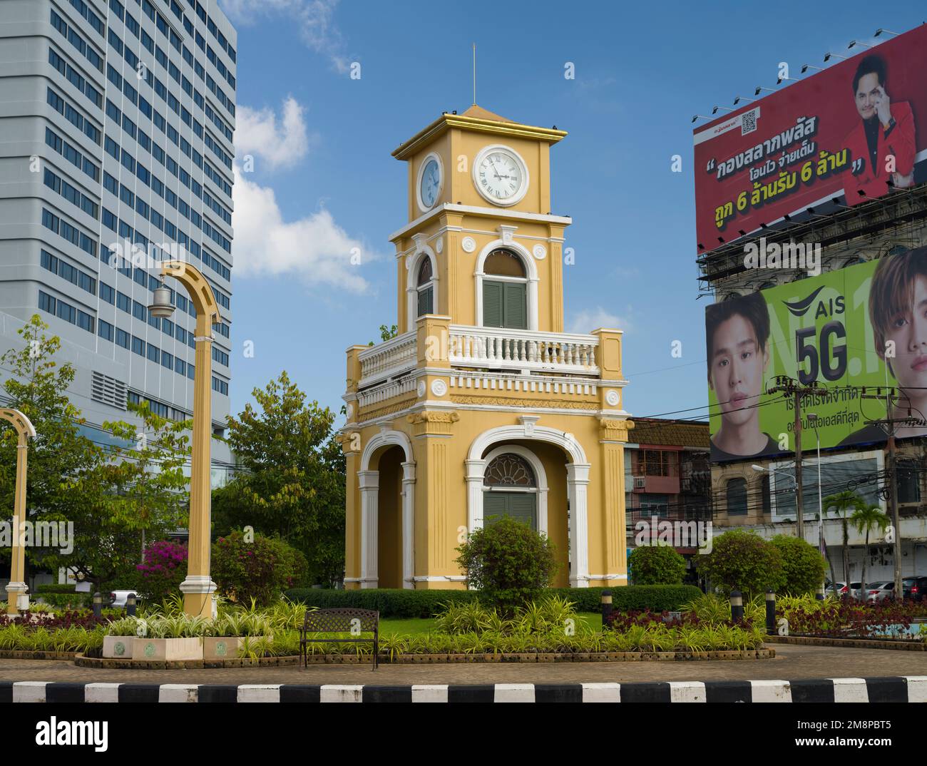 Phuket, Thailand. 28. November 2022. Die Altstadt von Phuket. Berühmter alter Uhrenturm. Chinesisch-Portugiesische Architektur. Top-Reiseziele in Thailand Stockfoto