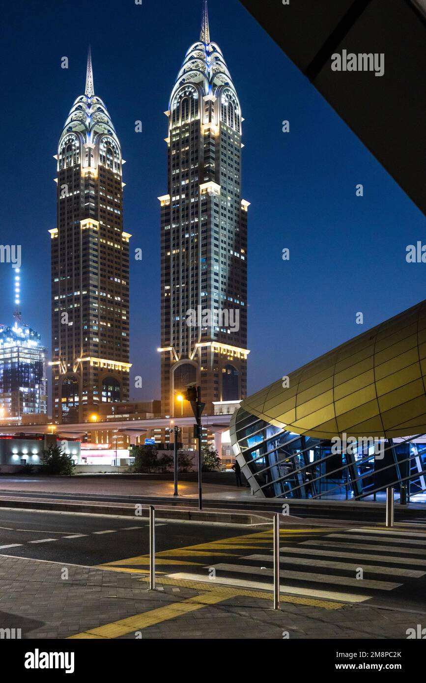 Nachtaufnahme der Al Kazim Towers in Dubai, ähnlich dem Chrisler Building in New York Stockfoto