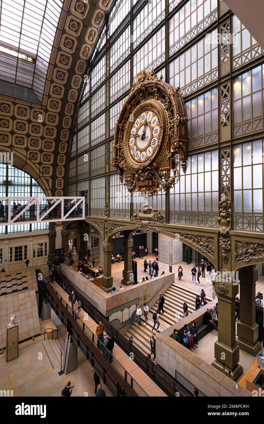 Paris, Frankreich - Mai 2022: Goldene Uhr des Museums D'Orsay. Das Musée d'Orsay ist ein Museum in Paris, am linken Ufer der seine Stockfoto