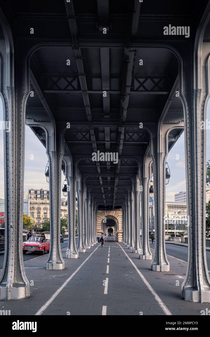 Paris, Frankreich - Mai 2022: Perspektive der bir-hakeim-Brücke (Viaduc de Passy) über den seine-Fluss Stockfoto