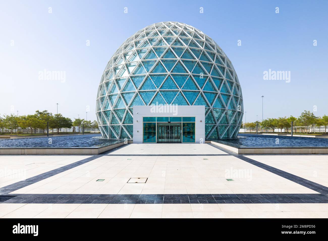 Symmetrischer Blick auf das modern aussehende hellblaue kugelförmige Besucherzentrum der Scheich-Zayed-Moschee in Abu Dhabi Stockfoto