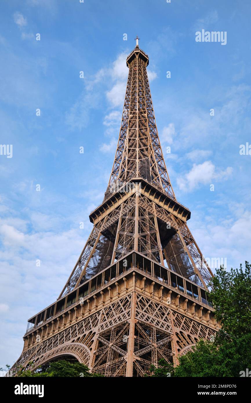 Paris, Frankreich - Mai 2022: Eiffelturm, berühmtes Pariser Wahrzeichen mit untergehender Sonne und leuchtend blauem Sommerhimmel Stockfoto