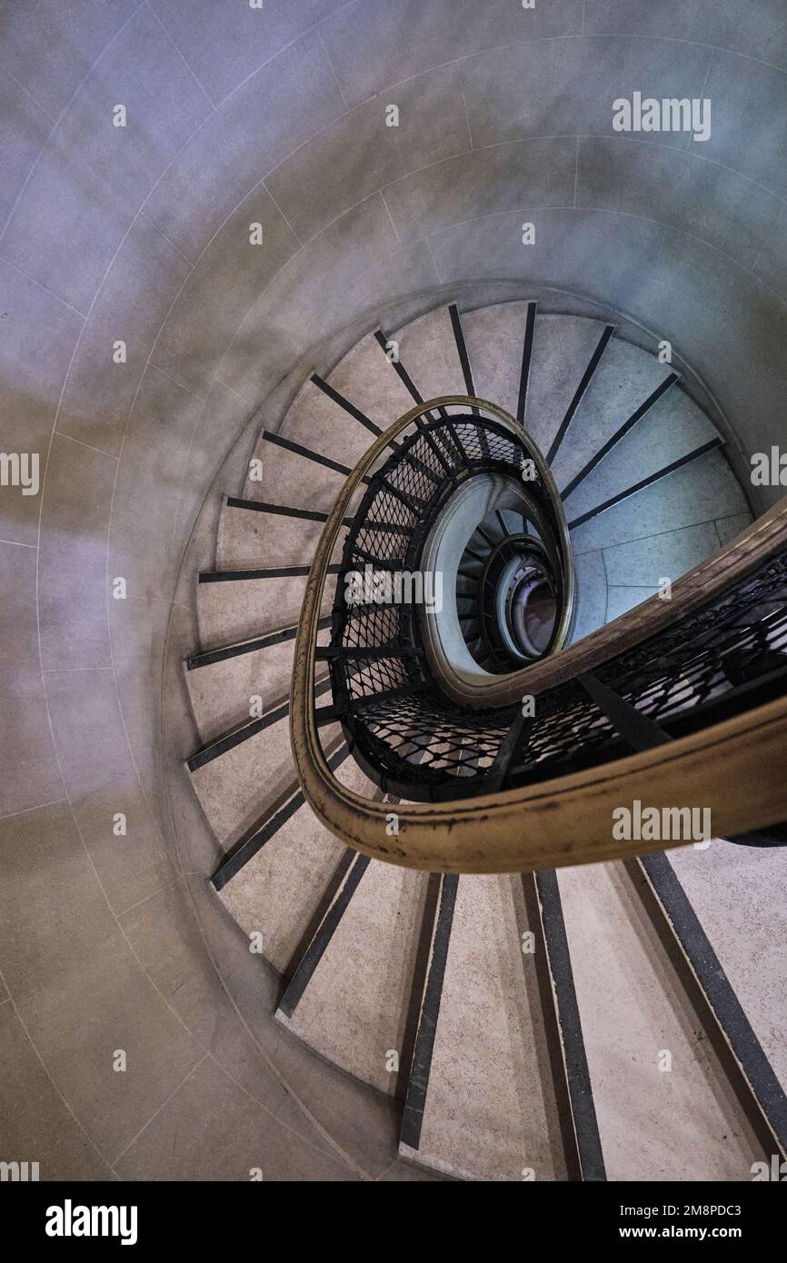 Paris, Frankreich - Mai 2022: Wendeltreppe mit antiken Elefanten im Louvre Stockfoto