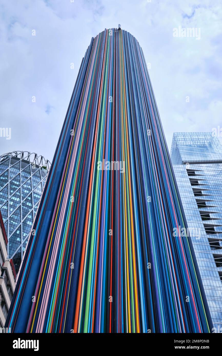 Paris, Frankreich - Mai 2022: Farbenfrohe Moretti-Kolumne in La Defense. Die 30 m hohe Skulptur La Cheminee mit 700 Farbtuben wurde 1990 errichtet Stockfoto