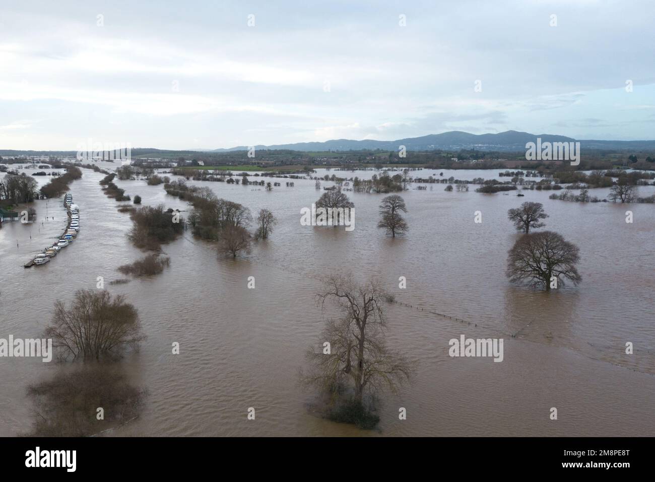 Worcester, Worcestershire, 15. Januar 2023 - die hochgelegene Umgehungsstraße A440 am Stadtrand von Worcester ist von einem riesigen Hochwasserspiegel umgeben, nachdem der Fluss Severn seine Ufer geplatzt hat. Quelle: Stop Press Media/Alamy Live News Stockfoto