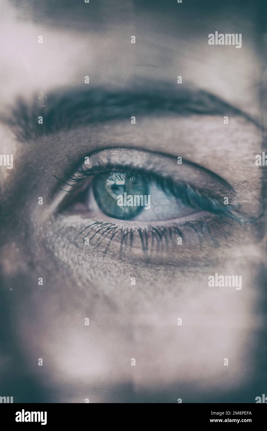 Makrodetails eines weiblichen Auges mit einem alten grobkörnigen Filmeffekt Stockfoto