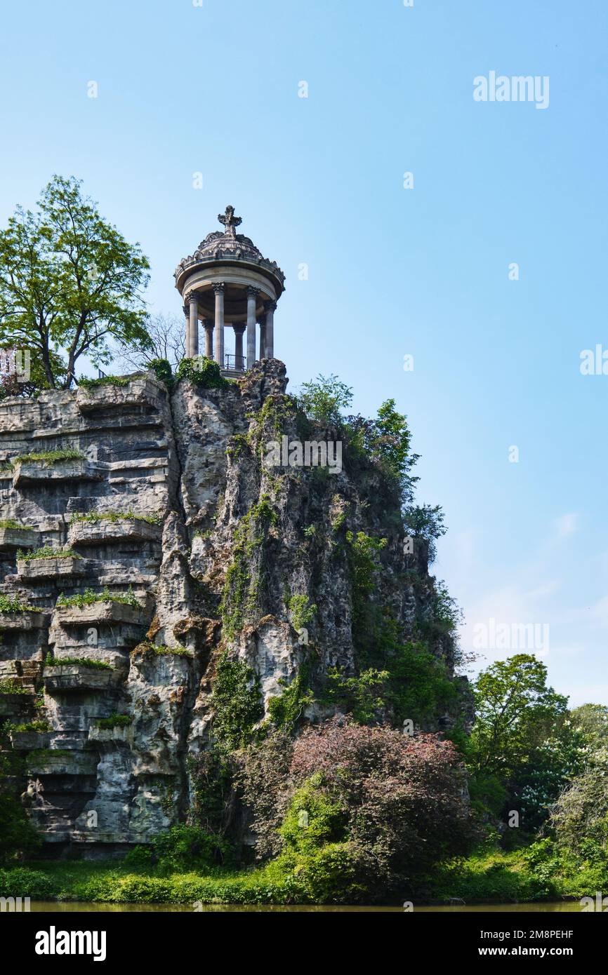 Paris, Frankreich - Mai 2022: Temple de la Sibylle im Parc des Buttes Chaumont in Paris, Frankreich an einem wunderschönen Frühlingstag Stockfoto