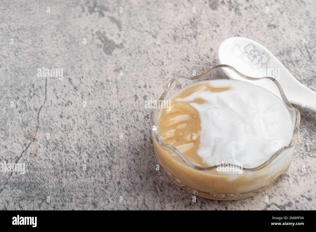 Vermicelli in Kokosmilch (thailändisches Dessert) Kanom Pa Grim Kai Tao Stockfoto