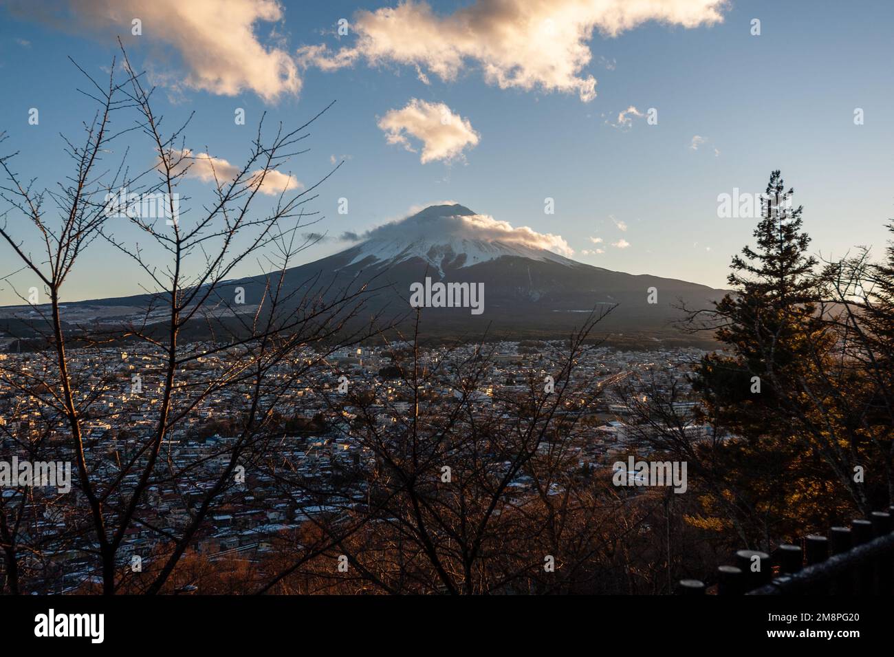 Shimoyoshida, Japan - 27. Dezember 2019. Von der berühmten Chureito-Pagode aus kann man den Berg fuji A sehen Stockfoto