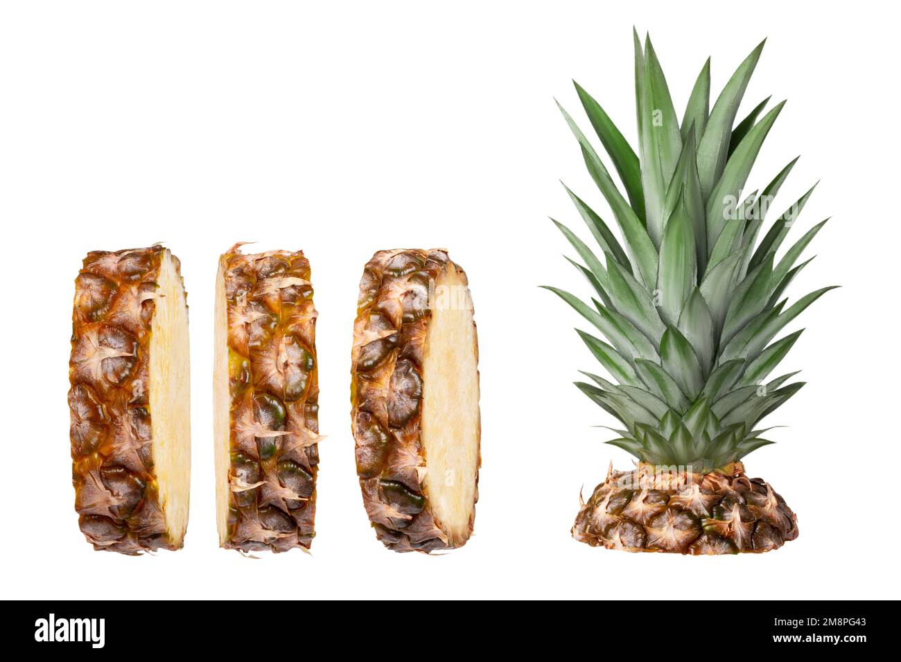 Stücke frischer Ananas, in Ringe geschnitten. Isoliert. Stockfoto