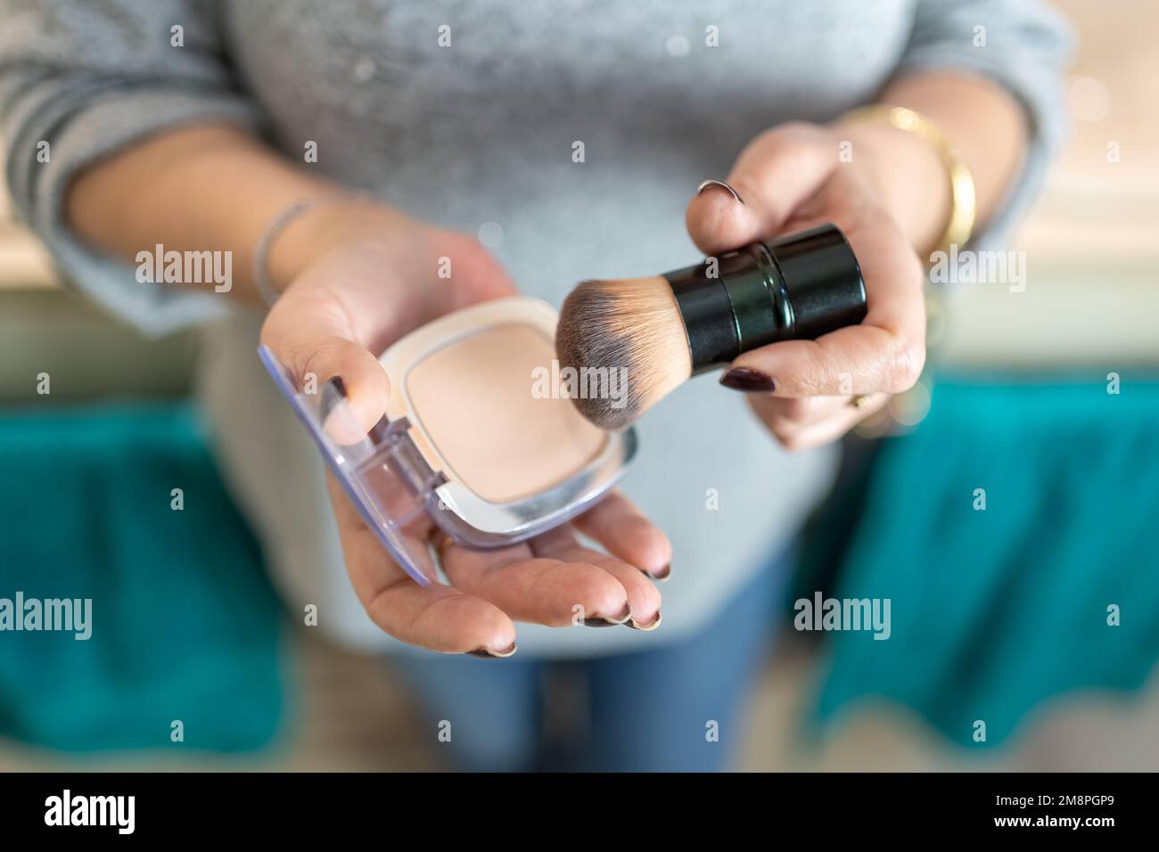 Nahaufnahme älterer Frauenhände mit Make-up-Artikeln. Stockfoto