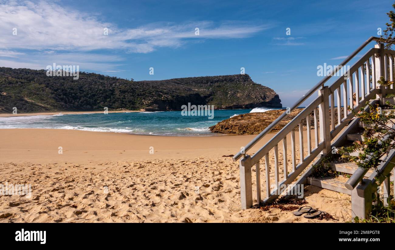 Eine Treppe, die zu einem wunderschönen Strand in Australien führt Stockfoto