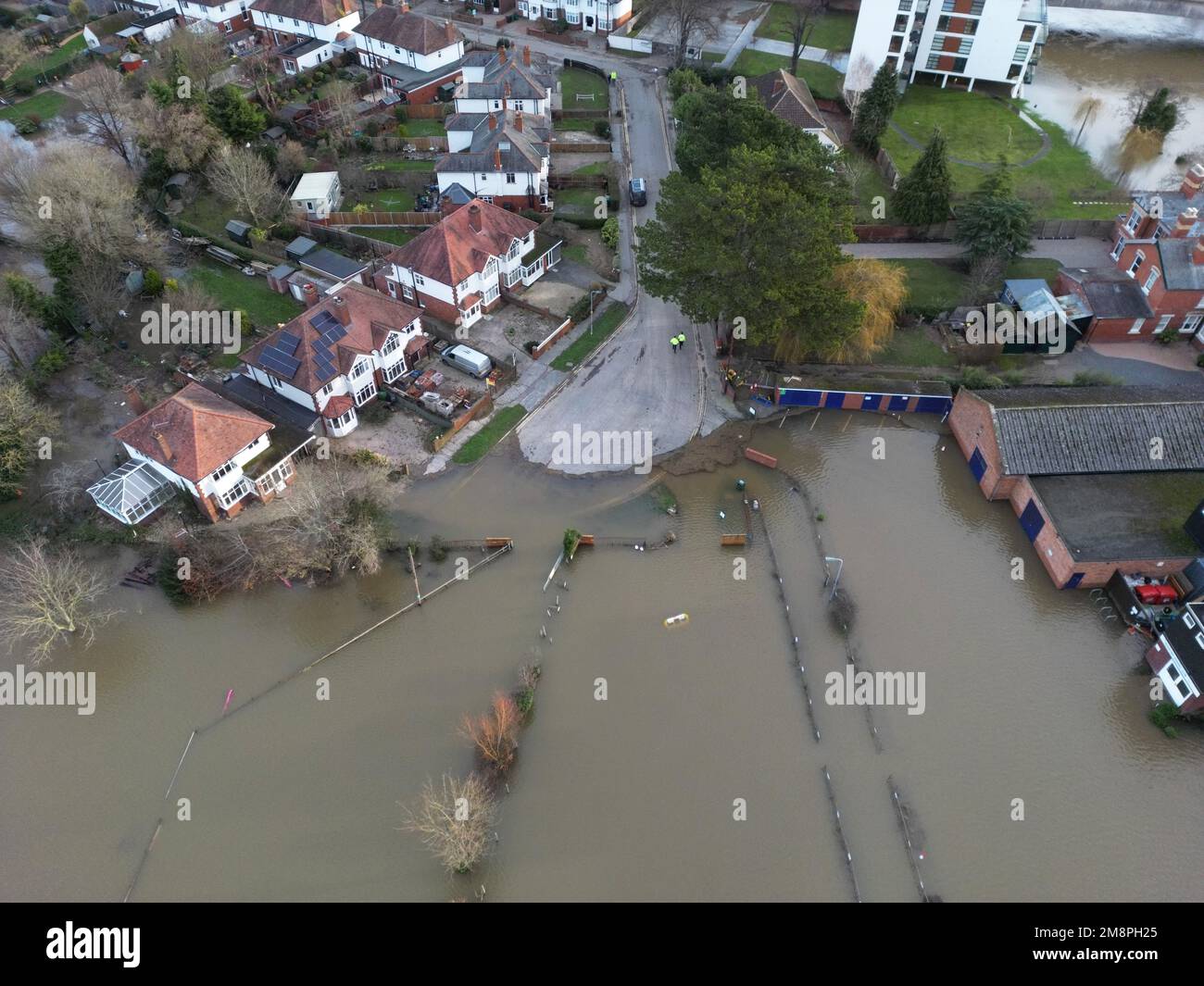 Hereford, Herefordshire, Großbritannien – Sonntag, 15. Januar 2023 – Wetter in Großbritannien – Flutwarnung für den Fluss Wye in Hereford – Luftaufnahme – Sonntagmorgen (Foto 09,30am ) Überschwemmungen am Ufer des Flusses Wye in Hereford mit Überschwemmungen in der Region Greyfriars der Stadt mit dem Wye auf 4,75m m Höhe. Foto Steven May/Alamy Live News Stockfoto
