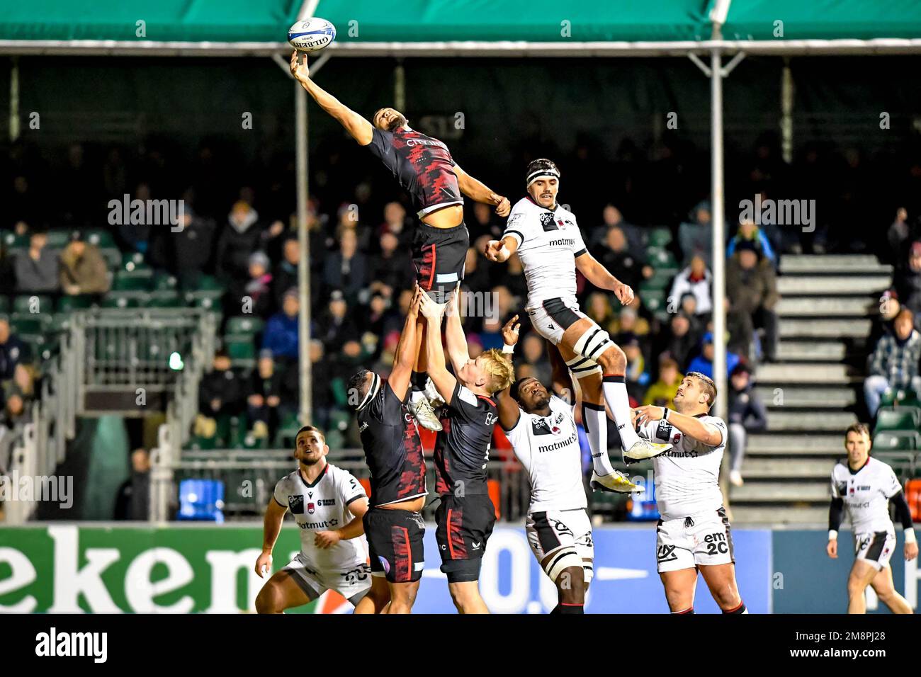 London, Großbritannien. 14. Januar 2023. Andy Christie aus Saracens sichert sich den Line-Out-Ball während des Spiels der europäischen Rugby-Champions zwischen Saracens und Lyon am 14. Januar 2023 im StoneX Stadium in London, England. Foto von Phil Hutchinson. Nur redaktionelle Verwendung, Lizenz für kommerzielle Verwendung erforderlich. Keine Verwendung bei Wetten, Spielen oder Veröffentlichungen von Clubs/Ligen/Spielern. Kredit: UK Sports Pics Ltd/Alamy Live News Stockfoto