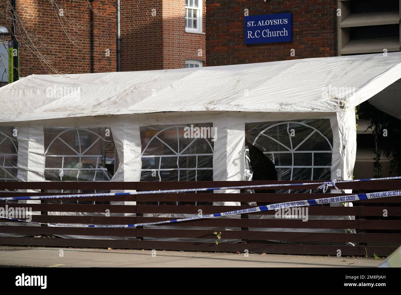 Ein Blick auf die römisch-katholische Kirche St. Aloysius an der Phoenix Road in Euston, wo vier Frauen und zwei Kinder verletzt wurden, als Schützen aus einem schwarzen Toyota vor der Kirche abfeuerten, während die Menschen am Samstag gegen 1,30pm Uhr eine Gedenkfeier besuchten. Ein siebenjähriges Mädchen befindet sich in einem stabilen, aber lebensbedrohlichen Zustand nach der mutmaßlichen Schießerei vor der Kirche, während ein weiteres Mädchen und vier Frauen bei demselben Vorfall verletzt wurden. Foto: Sonntag, 15. Januar 2023. Stockfoto