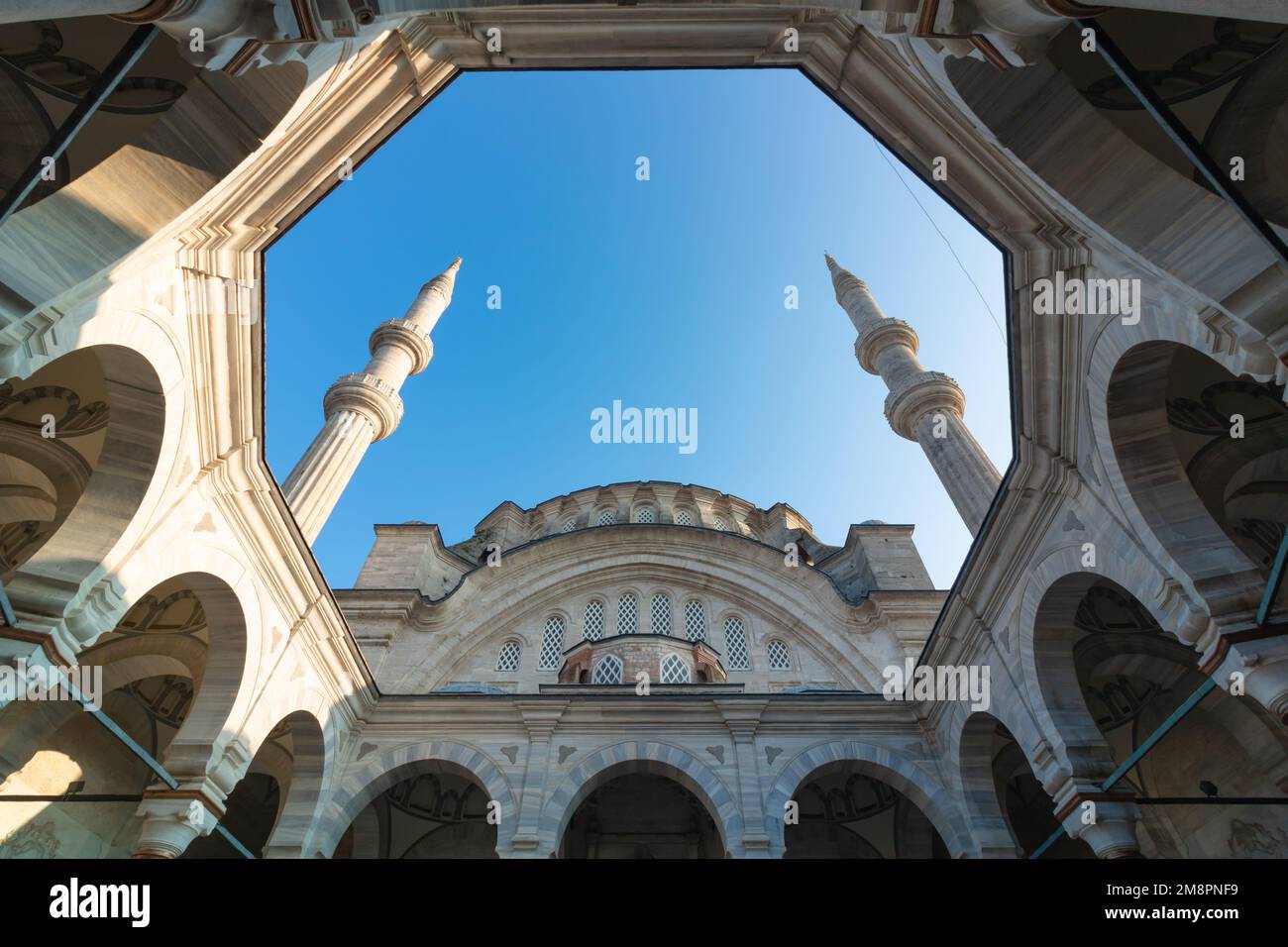Blick auf die Nuruosmaniye-Moschee vom Innenhof. Hintergrundfoto der osmanischen Architektur. Ramadan oder islamisches Konzeptfoto. Istanbul Turkiye - 12.23.2022 Stockfoto