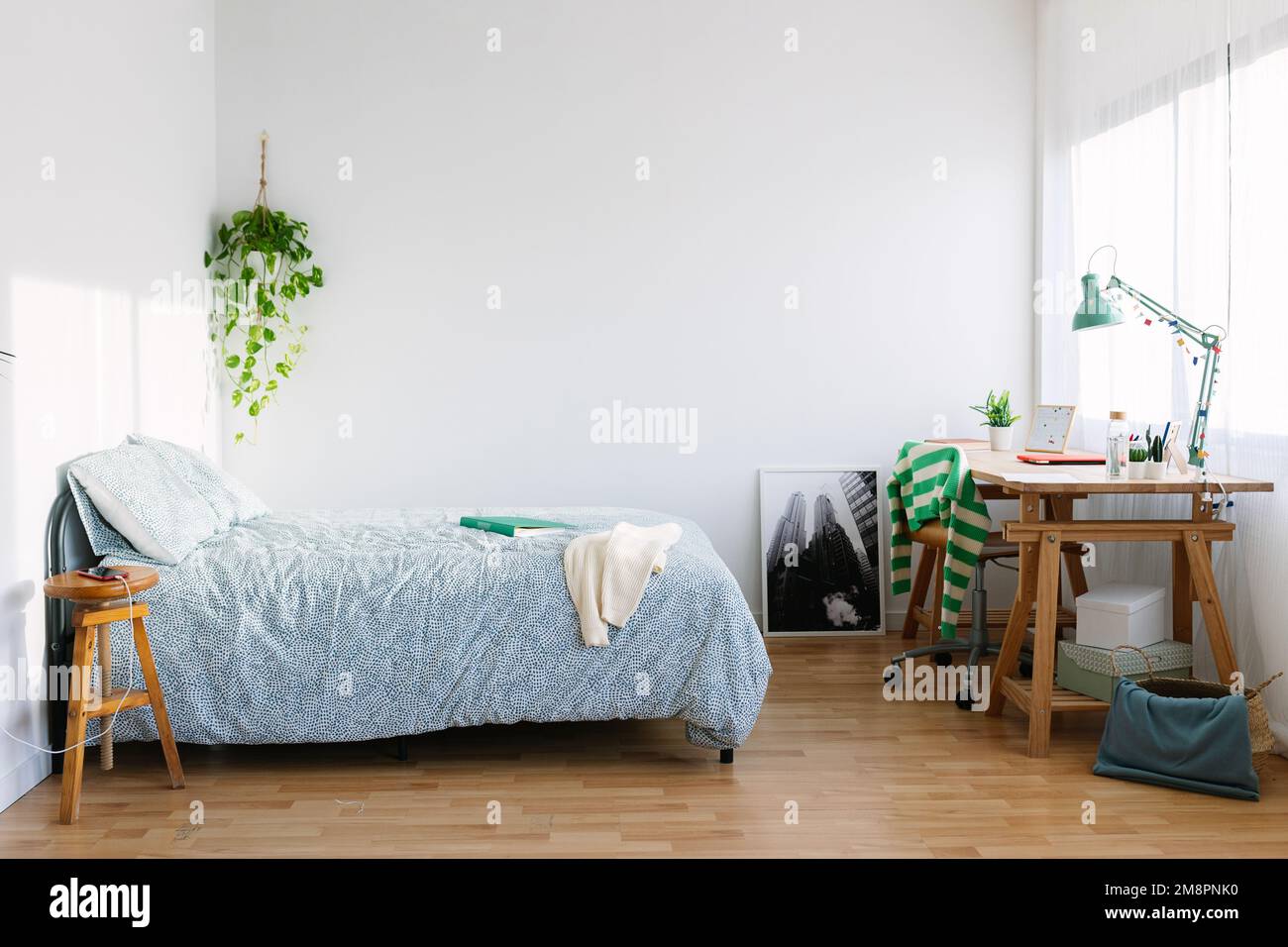 Gemütliches Millennial Teenager-Zimmer mit Bett und Schreibtisch Stockfoto