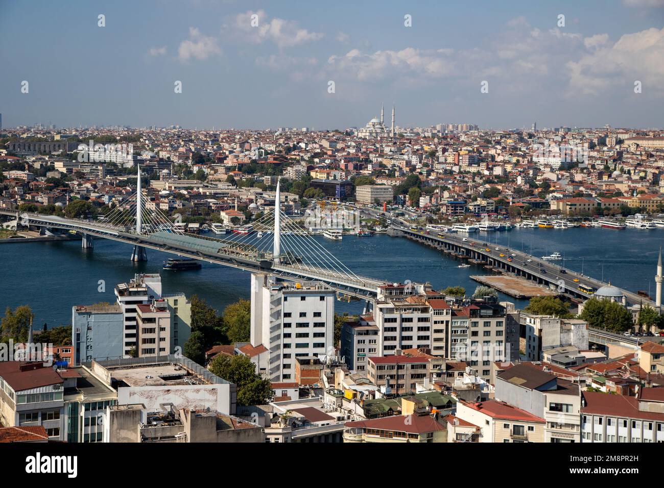 Istanbul, Türkei - 09-01-2022: Atatürk-Brücke, Blick auf das Goldene Horn Stockfoto