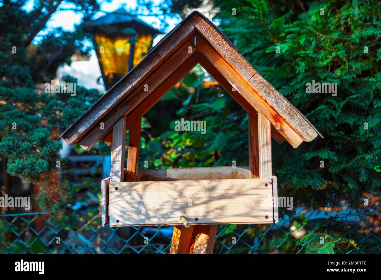 Holzfütterung für Vögel. Handgemachtes Vogelhaus mit Schrägdach Stockfoto