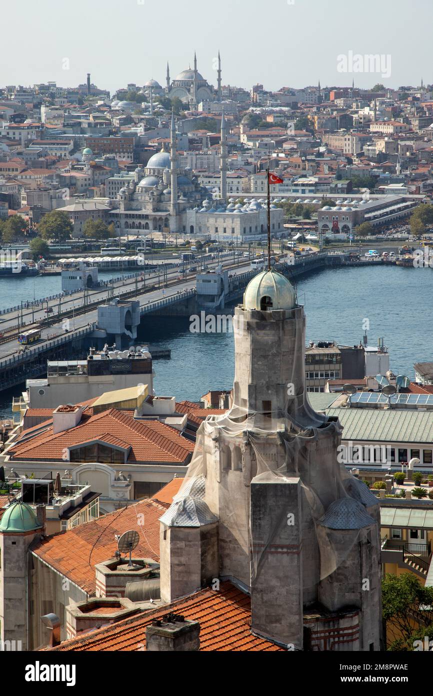 Beyoglu, Istanbul - 09-01-2022: Galatabrücke, Eminonu, Blick auf das Goldene Horn vom Galataturm Stockfoto