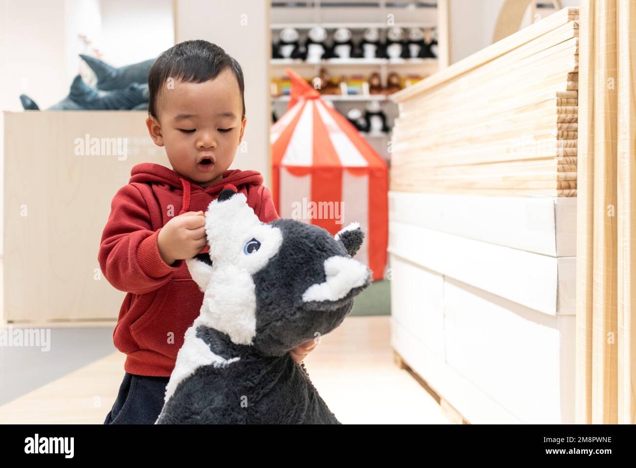 Babyjungen und Plüschspielzeug Stockfoto