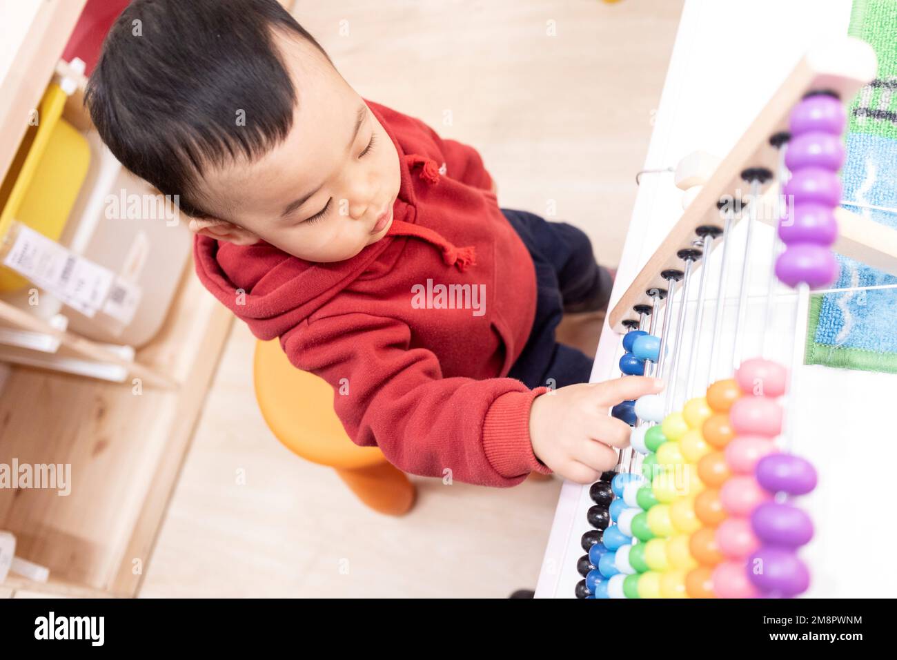 Kleine Jungs, die mit einem Abakus spielen Stockfoto