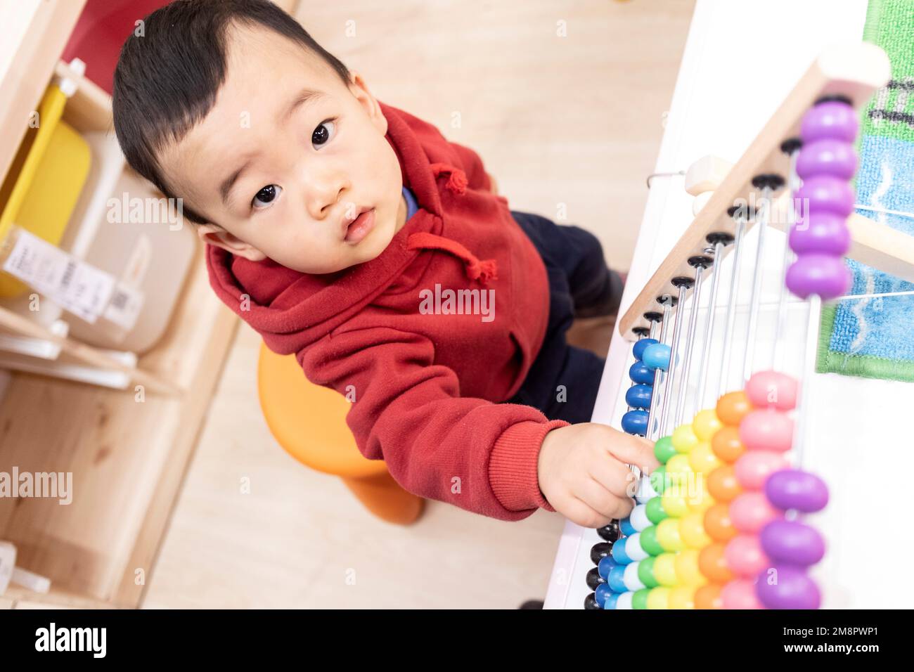 Kleine Jungs, die mit einem Abakus spielen Stockfoto