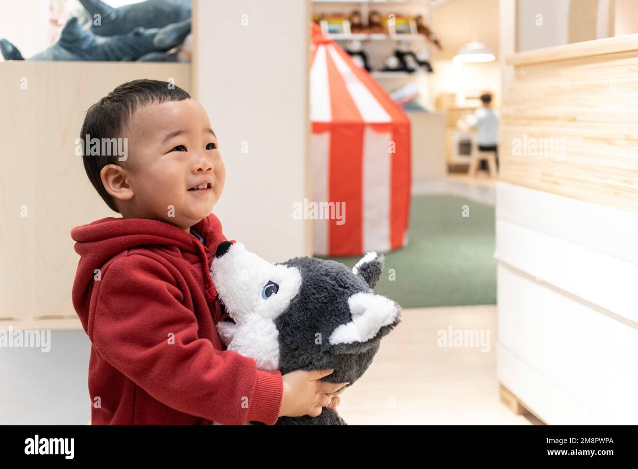 Babyjungen und Plüschspielzeug Stockfoto