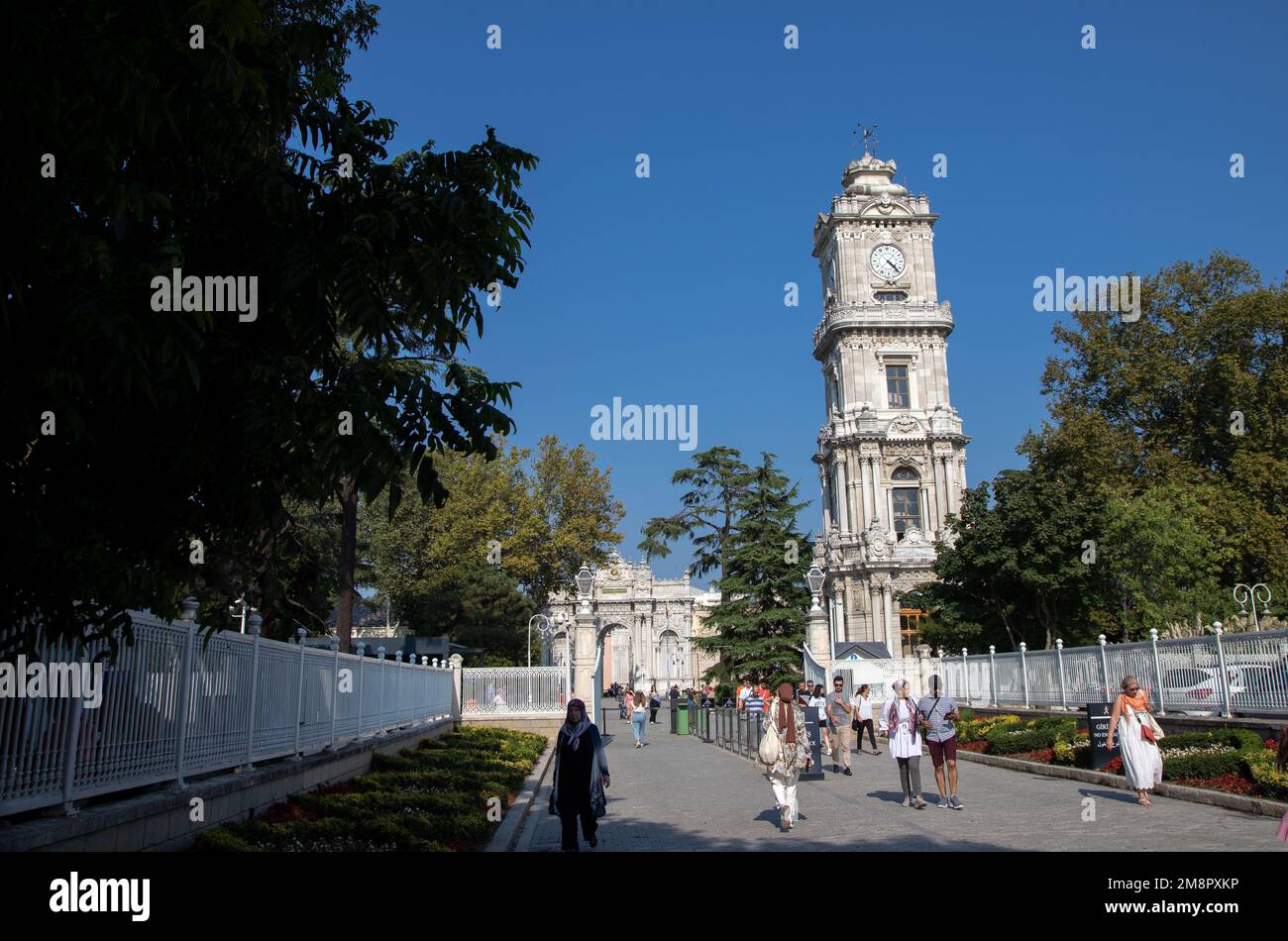 Besiktas, Istanbul, Türkei - 09-02-2022: Dolmabahce Palast historischer Uhrenturm Stockfoto