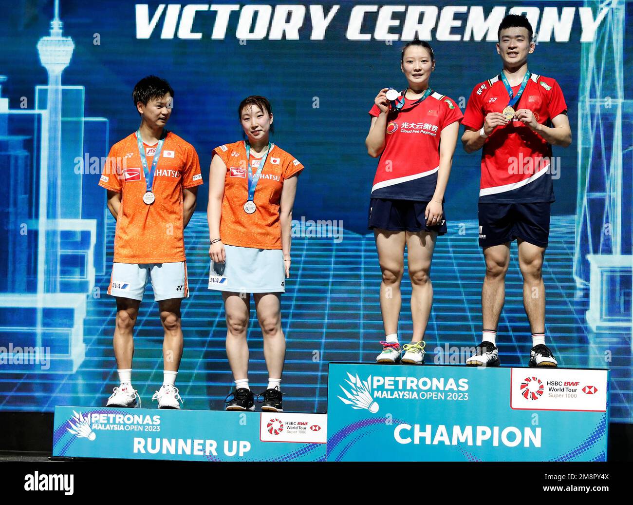 Kuala Lumpur, Malaysia. 15. Januar 2023. Zheng Si Wei und Huang Ya Qiong aus China (R) posieren während der Medaillenzeremonie mit den Siegern zum Foto mit den zweitplatzierten Yuta Watanabe und Arisa Higashino aus Japan nach dem Mixed Doubles Finalspiel der Petronas Malaysia Open 2023 in der Axiata Arena. Zheng Si Wei und Huang Ya Qiong aus China hat mit Punkten gewonnen; 21/21: 19/11 Punkte: SOPA Images Limited/Alamy Live News Stockfoto