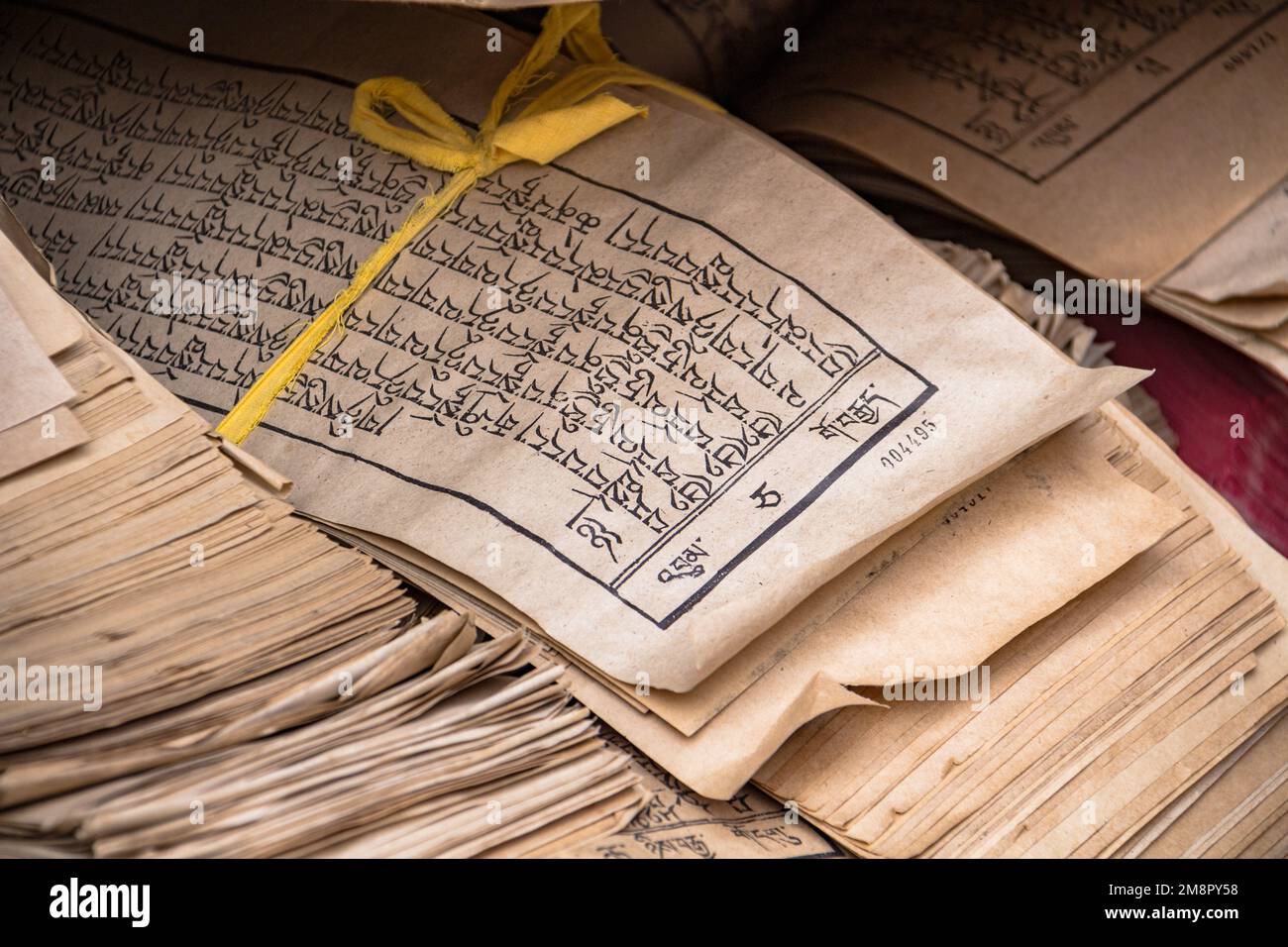Gedruckte Bögen tibetischer Abugida-Gebetsverse im Kumbum Kloster, Xining, China Stockfoto Gedruckte Bögen tibetischer Abugida-Gebetsverse im Kumbum Kloster, Xining, China Stockfoto