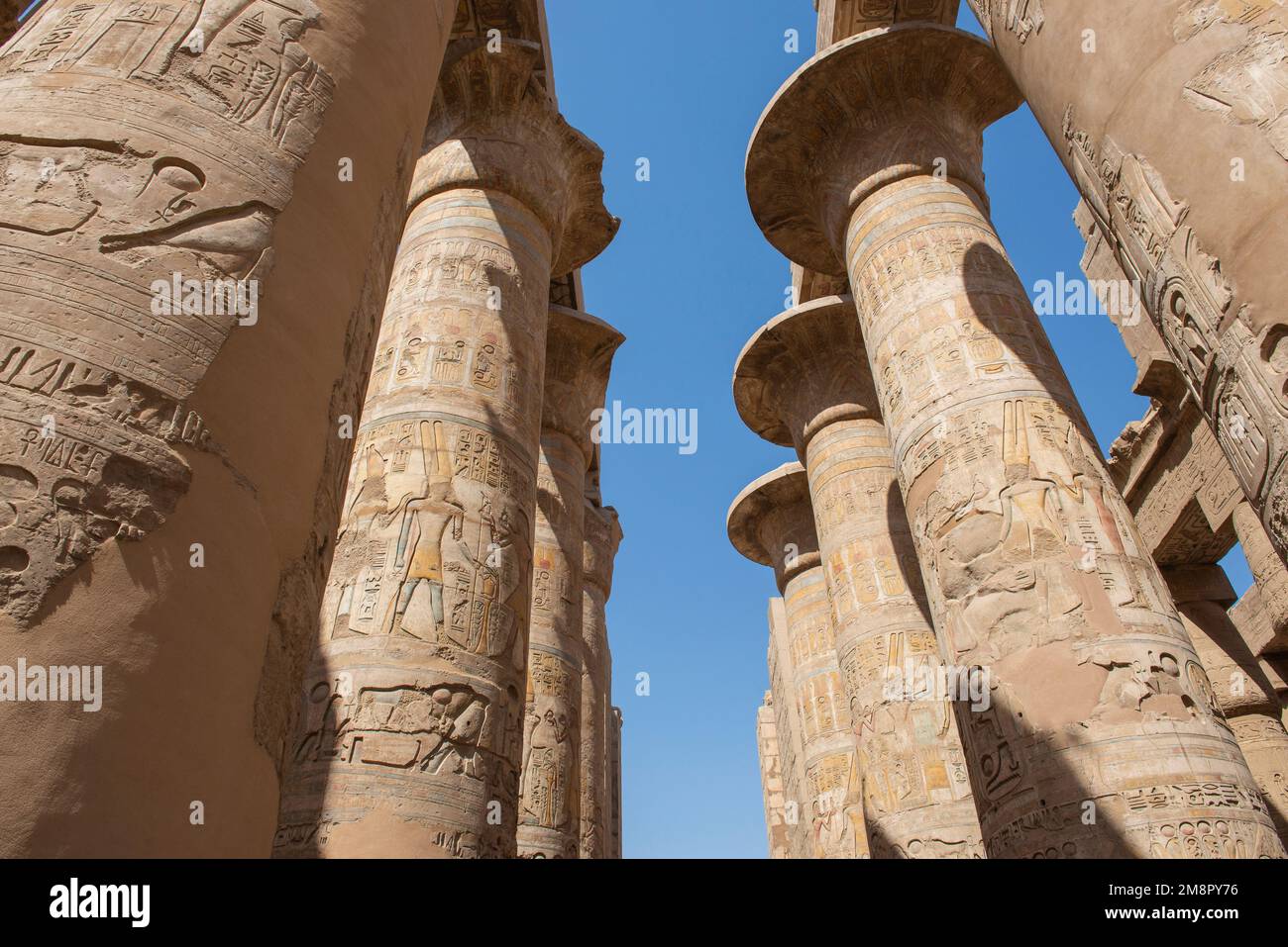 Hieroglypische Schnitzereien auf Säulen im alten ägyptischen Karnak-Tempel in Luxor Ägypten Stockfoto