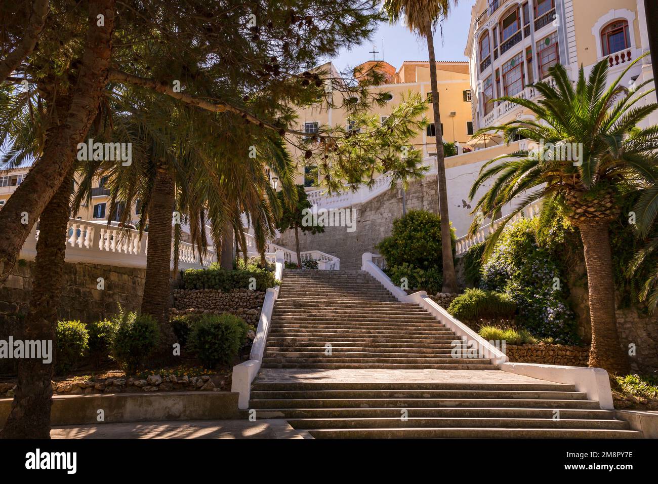 Blick auf die weiße Treppe im Rochina Park mit Blick auf die Plaza Espanya und die Festung Mahon, Menorca Island, Spanien Stockfoto