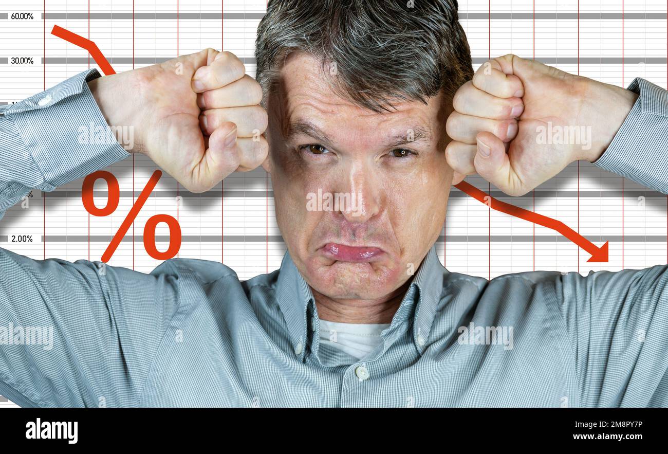 Wütender weißer Mann, geballte Fäuste vor negativem Statistikblatt Stockfoto