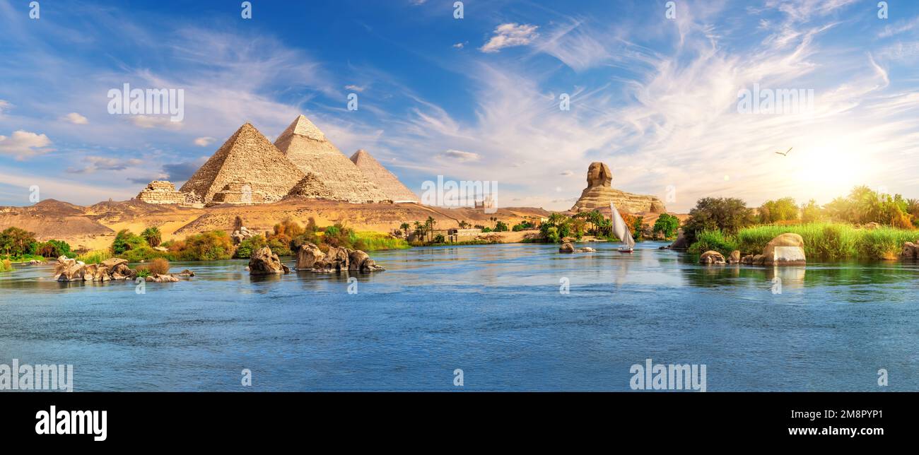 Atemberaubende Landschaft Assuans auf dem Weg zur Großen Sphinx und den Pyramiden Ägyptens Stockfoto