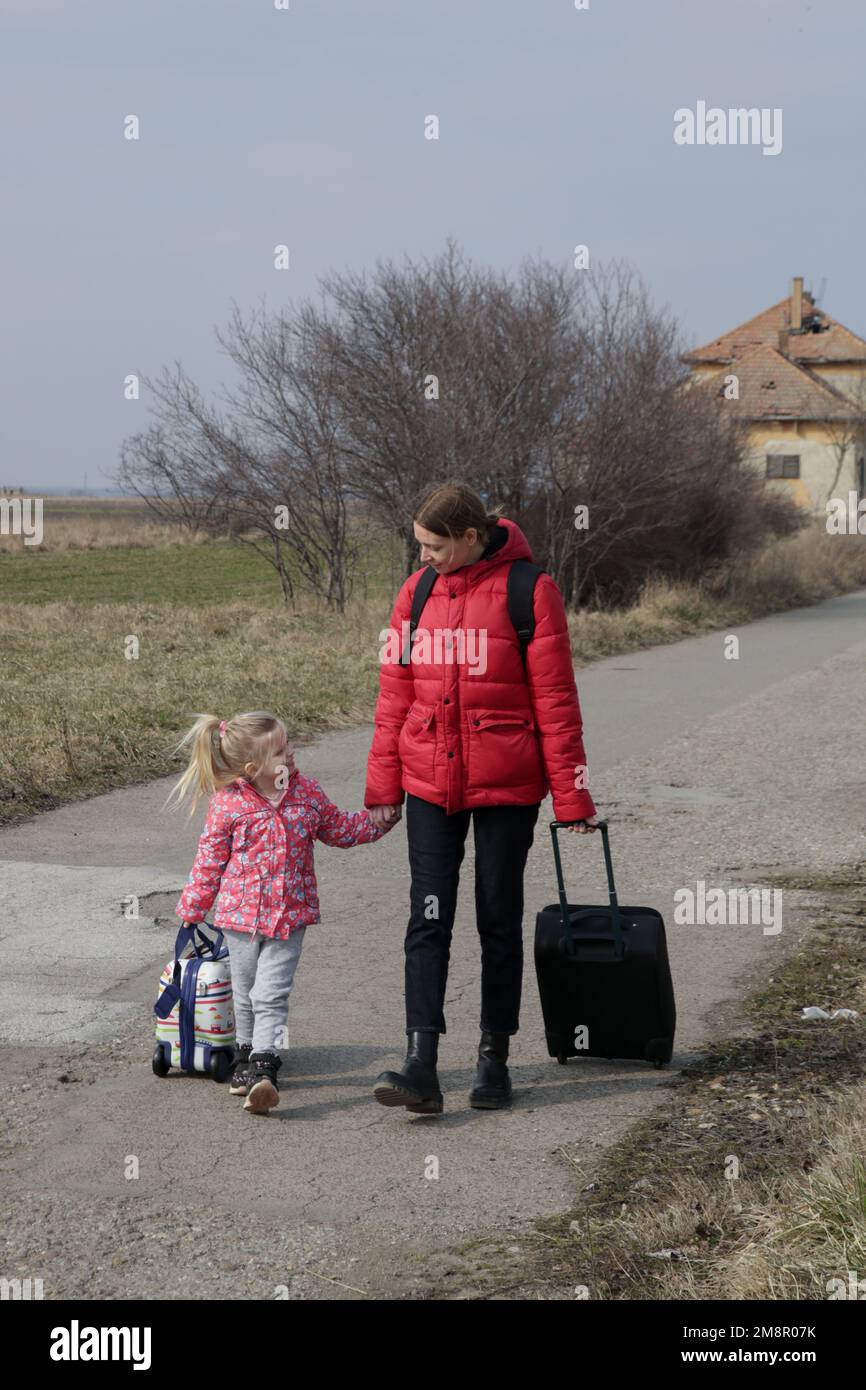 Die Flüchtlinge, die vor dem Krieg fliehen. Er lebt in einem Koffer. Flüchtlinge, Kriegskrisenkonzept. Stockfoto