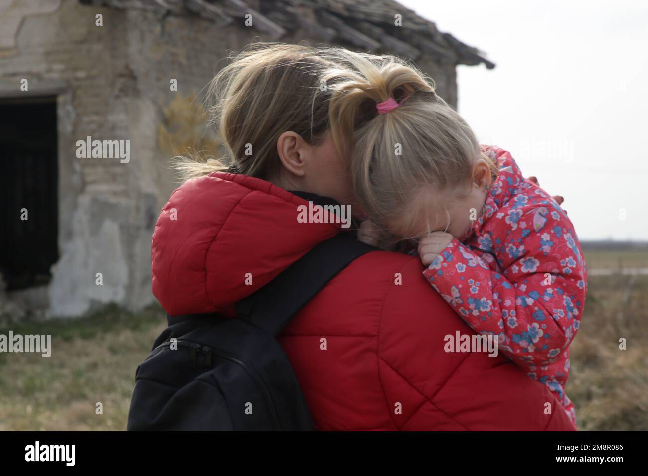 Die Flüchtlinge, die vor dem Krieg fliehen. Er lebt in einem Koffer. Flüchtlinge, Kriegskrisenkonzept. Stockfoto