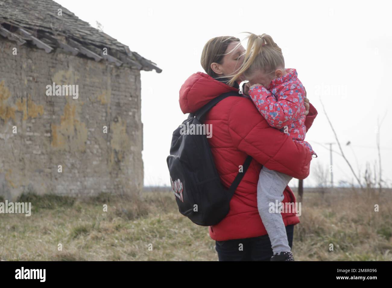 Die Flüchtlinge, die vor dem Krieg fliehen. Er lebt in einem Koffer. Flüchtlinge, Kriegskrisenkonzept. Stockfoto