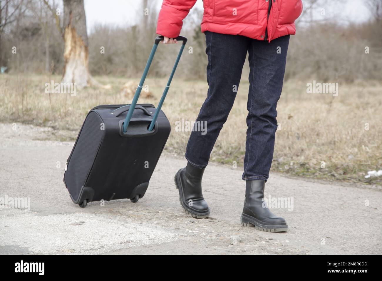 Der Flüchtling, der vor dem Krieg flieht. Er lebt in einem Koffer. Flüchtlinge, Kriegskrise, humanitäres Katastrophenkonzept. Stockfoto