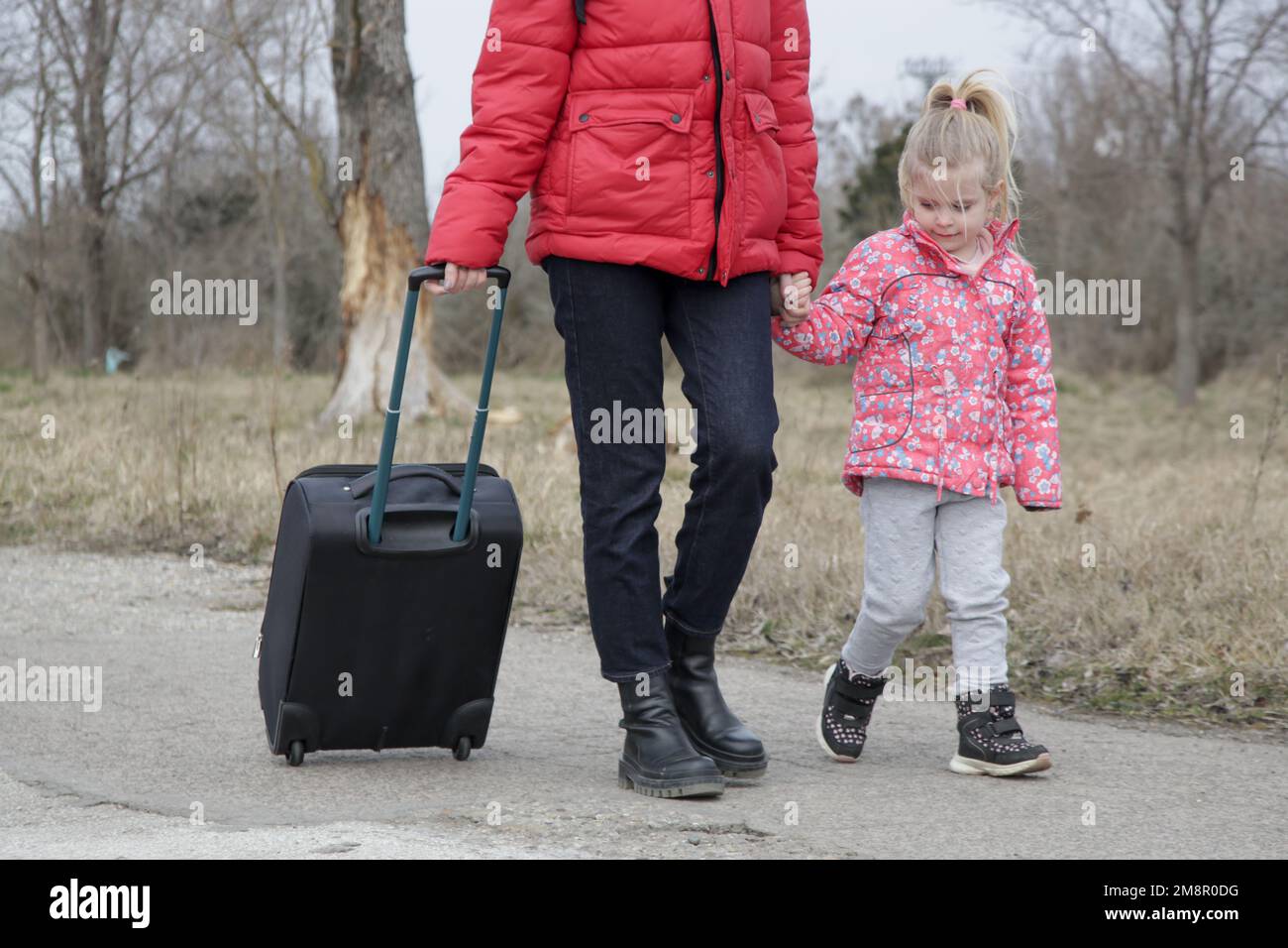Die Flüchtlinge, die vor dem Krieg fliehen. Er lebt in einem Koffer. Flüchtlinge, Kriegskrisenkonzept. Stockfoto