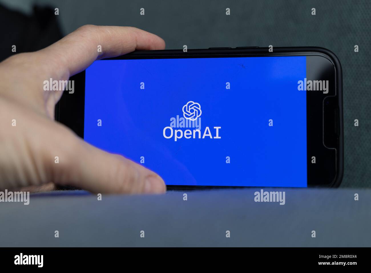 Frauenhand hält ein iPhone mit OpenAI-Logo. ChatGPT- und Chat-bot-Kultur, Zeit für künstliche Intelligenz. 01.01.2023 Amsterdam, Niederlande Stockfoto