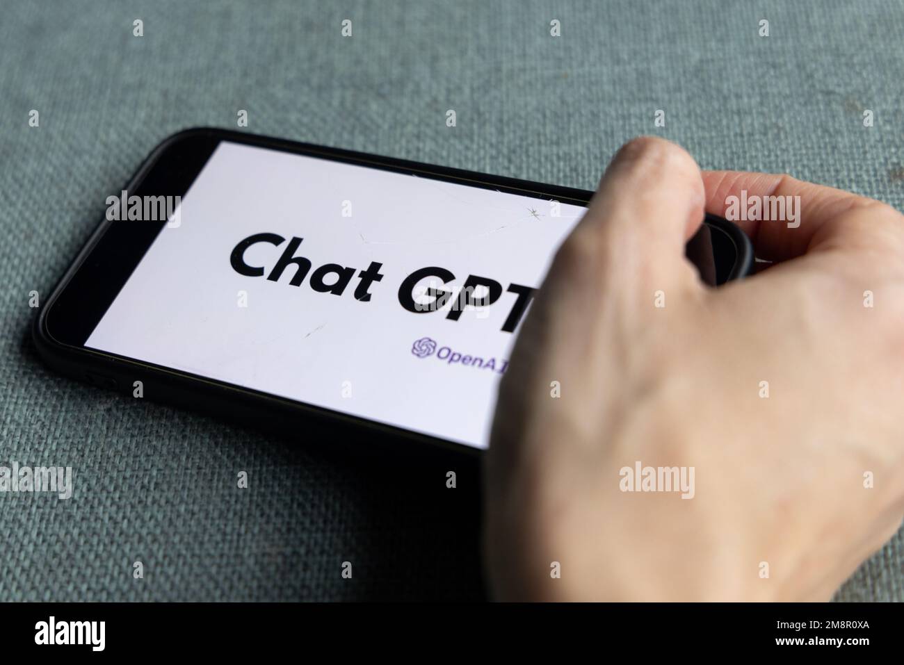Frauenhand hält ein iPhone mit OpenAI-Logo. ChatGPT- und Chat-bot-Kultur, Zeit für künstliche Intelligenz. 01.01.2023 Amsterdam, Niederlande Stockfoto