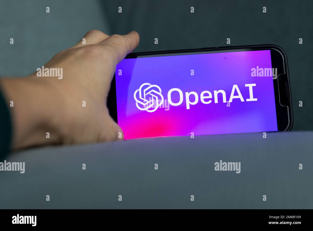 Frauenhand hält ein iPhone mit OpenAI-Logo. ChatGPT- und Chat-bot-Kultur, Zeit für künstliche Intelligenz. 01.01.2023 Amsterdam, Niederlande Stockfoto