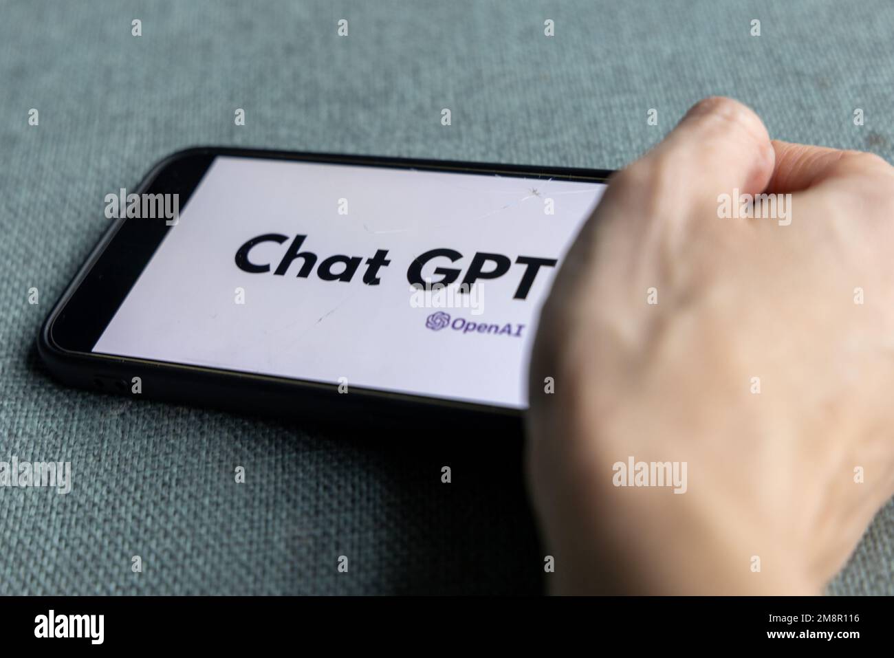 Frauenhand hält ein iPhone mit OpenAI-Logo. ChatGPT- und Chat-bot-Kultur, Zeit für künstliche Intelligenz. 01.01.2023 Amsterdam, Niederlande Stockfoto