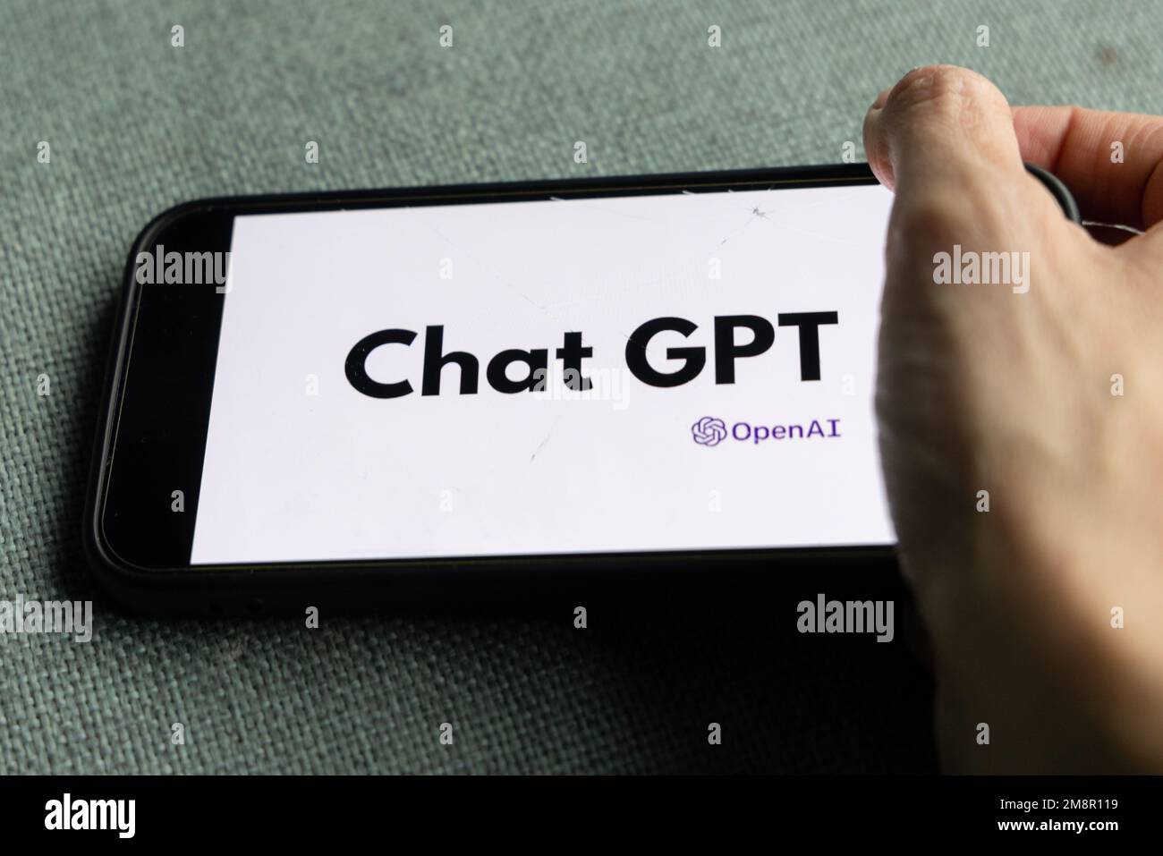 Frauenhand hält ein iPhone mit OpenAI-Logo. ChatGPT- und Chat-bot-Kultur, Zeit für künstliche Intelligenz. 01.01.2023 Amsterdam, Niederlande Stockfoto