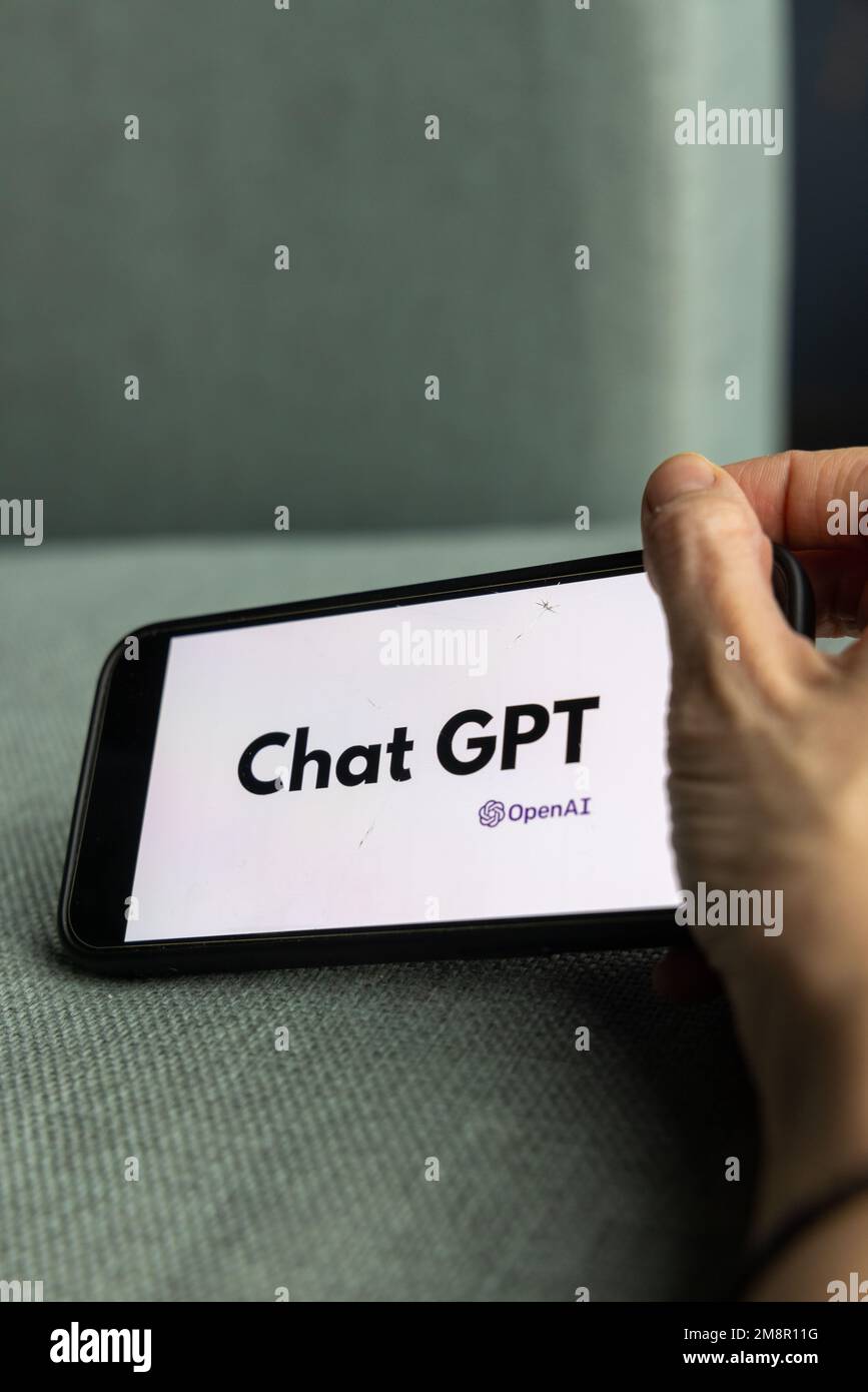 Frauenhand hält ein iPhone mit OpenAI-Logo. ChatGPT- und Chat-bot-Kultur, Zeit für künstliche Intelligenz. 01.01.2023 Amsterdam, Niederlande Stockfoto