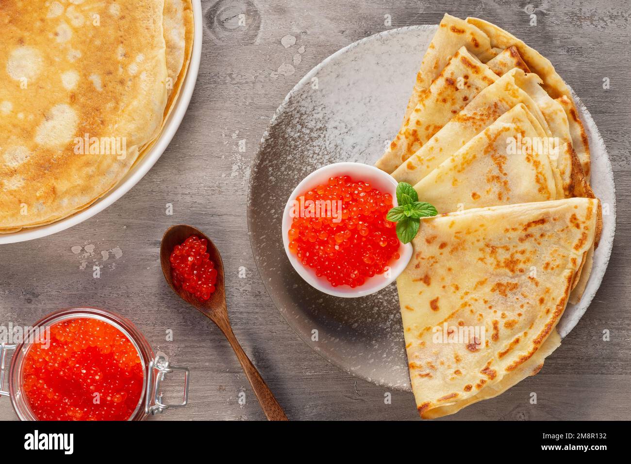 Stapel von russischen dünnen Pfannkuchen Blini mit rotem Kaviar Stockfoto